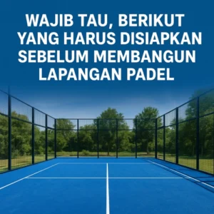 Lapangan padel biru dengan pagar kaca dan outdoor greenery yang menggambarkan persiapan pembangunan lapangan padel.