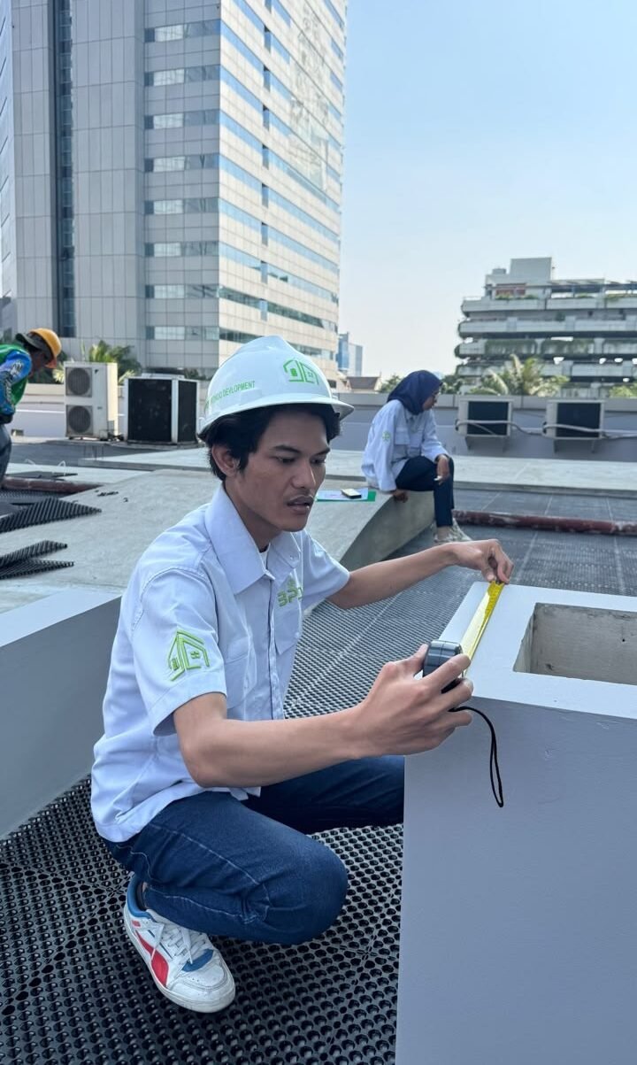 gambar tukang sedang mengukur menggunakan alat pengukur panjang 